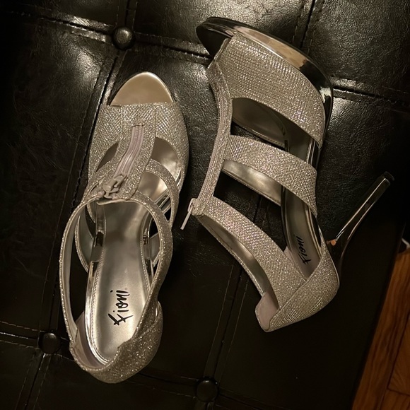 Glitter heels… silver casual to fancy - Picture 2 of 8